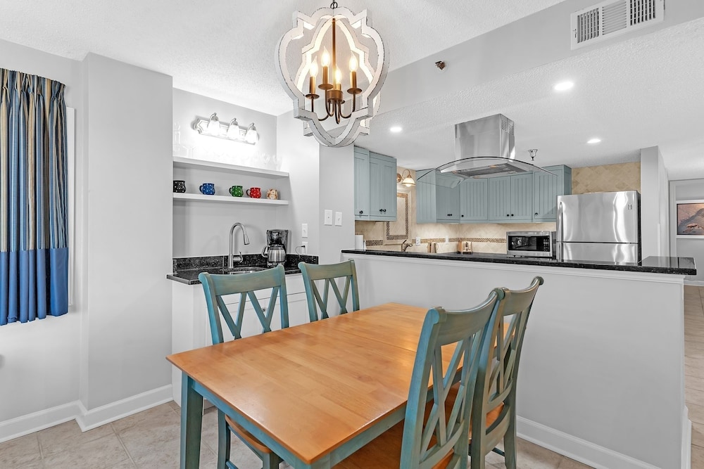 Coastal Retreat: Beach Access & Modern Comforts 2 Bedroom Condo