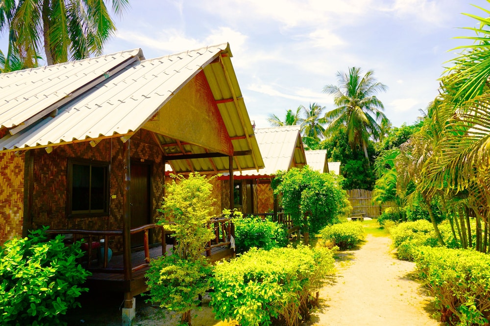 The Beach Village - Hostel