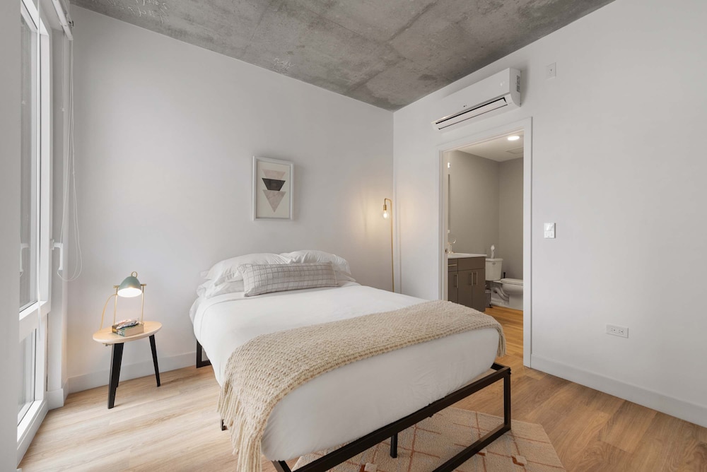 4BR Group Retreat Near Lincoln Park