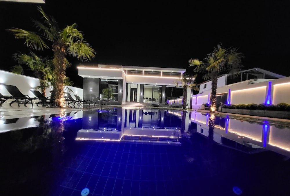La Mirage Group Villas