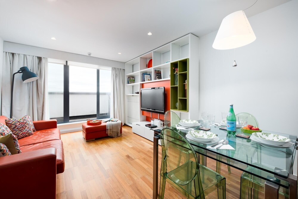 Two Bedroom Flat With Balcony in Central Wimbledon by Underthedoormat