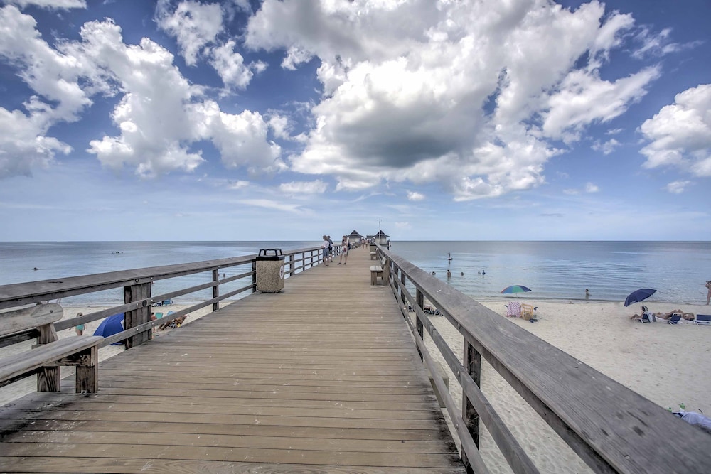 Upscale Naples Condo w/ Pool Access: Walk to Pier!