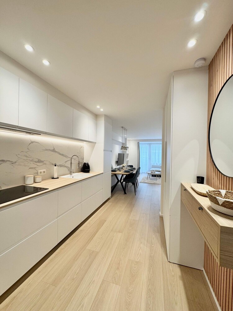 Spacious Bright Apartment Steps From the Beach i