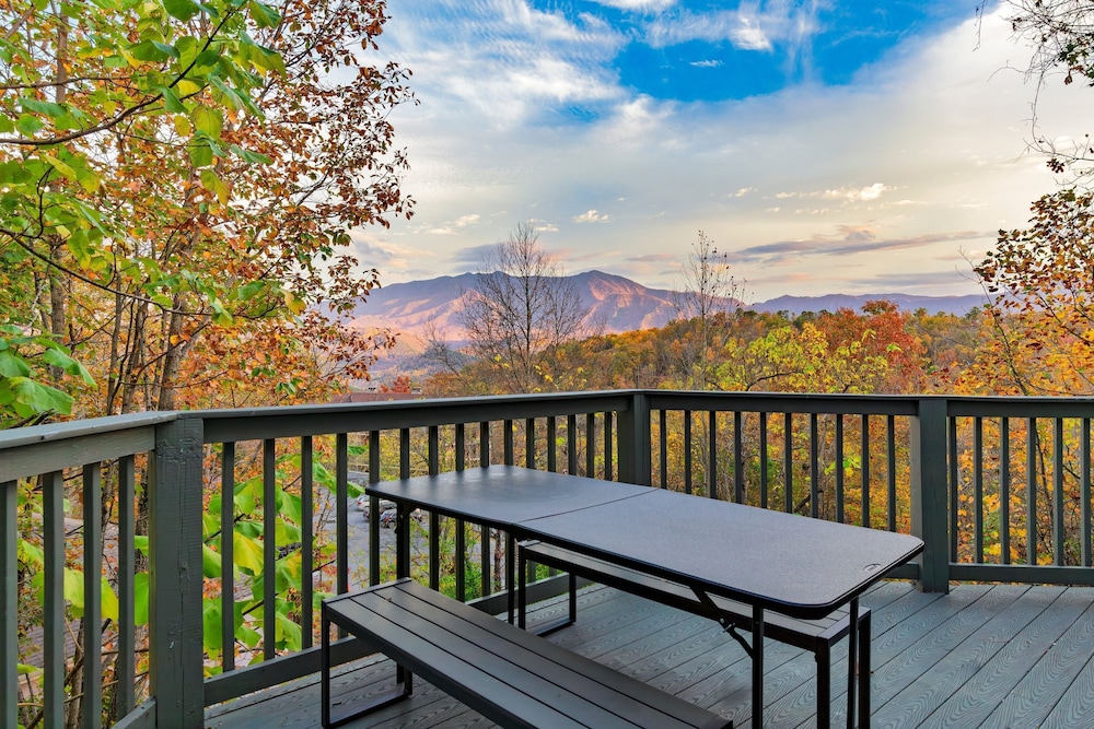 Greene Mountain Lodge by Avantstay Sleeps 22 Hot Tub Game Room Theater