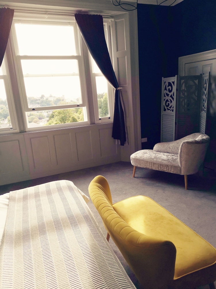 Upmarket 2 Bedroom Apartment With sea Views view 3