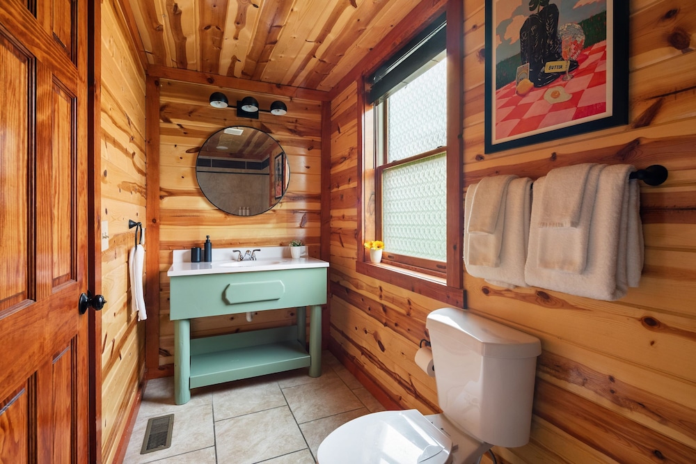 Smoky Ridge Newly Renovated Cabin w Indoor Pool Game Room Theater
