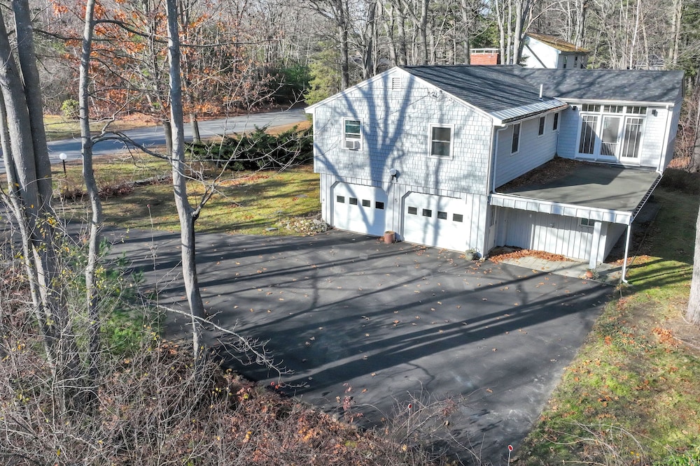 1 Mi to Maine Street! Mcm-style Home in Brunswick