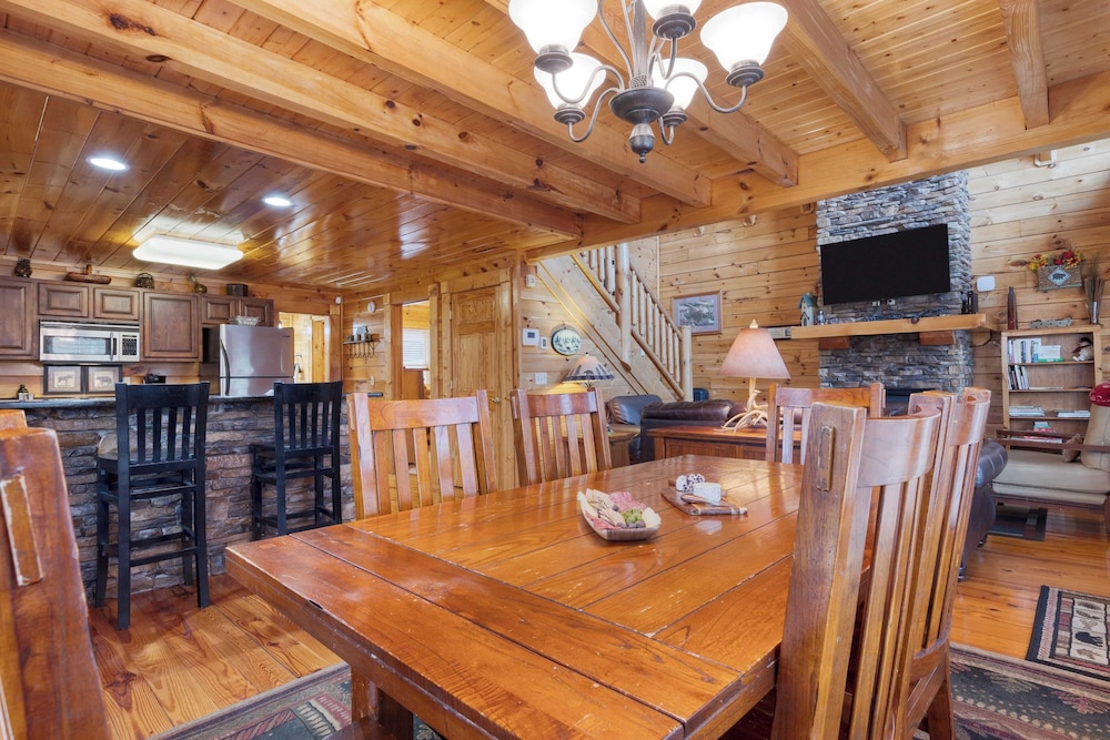 Cozy Cabin Near Dollywood Attractions Hot Tub, Game Room, Views Anne's Place