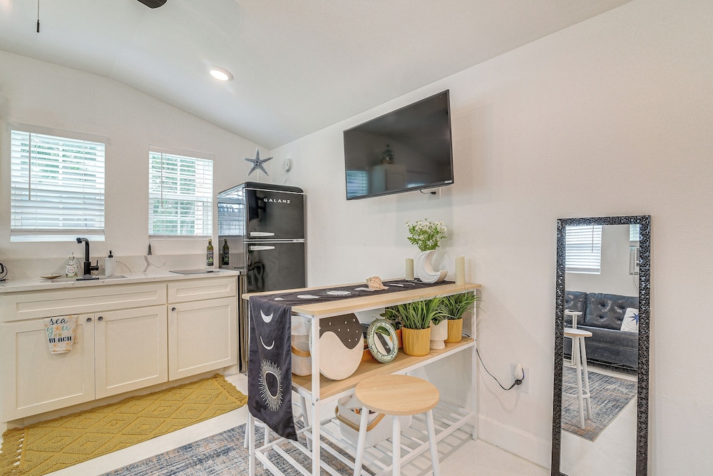 Updated Galveston Studio w/ Deck - 1 Mi to Beach!