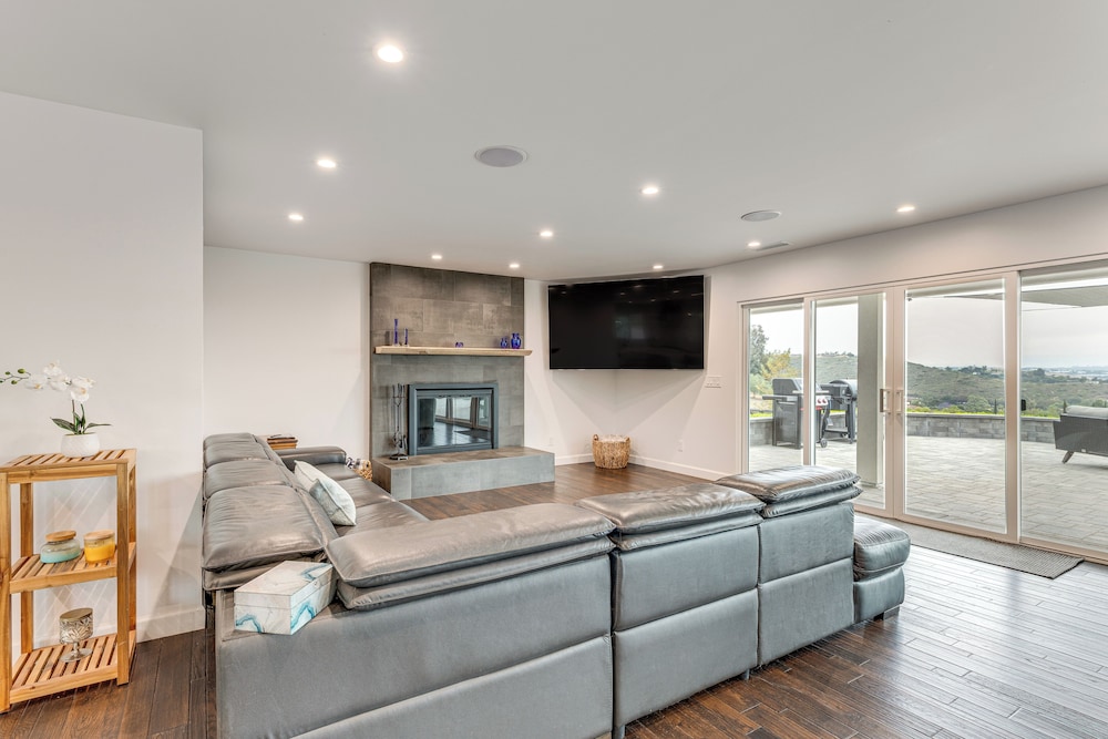 2 Mi to Lake Poway: Mtn-view Escape w/ Patio!