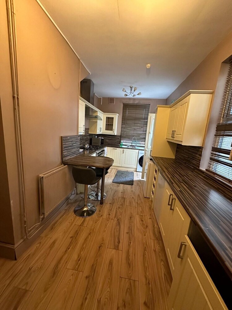 4 Bed House - Sleeps 10 - Garden - Parking - Wifi