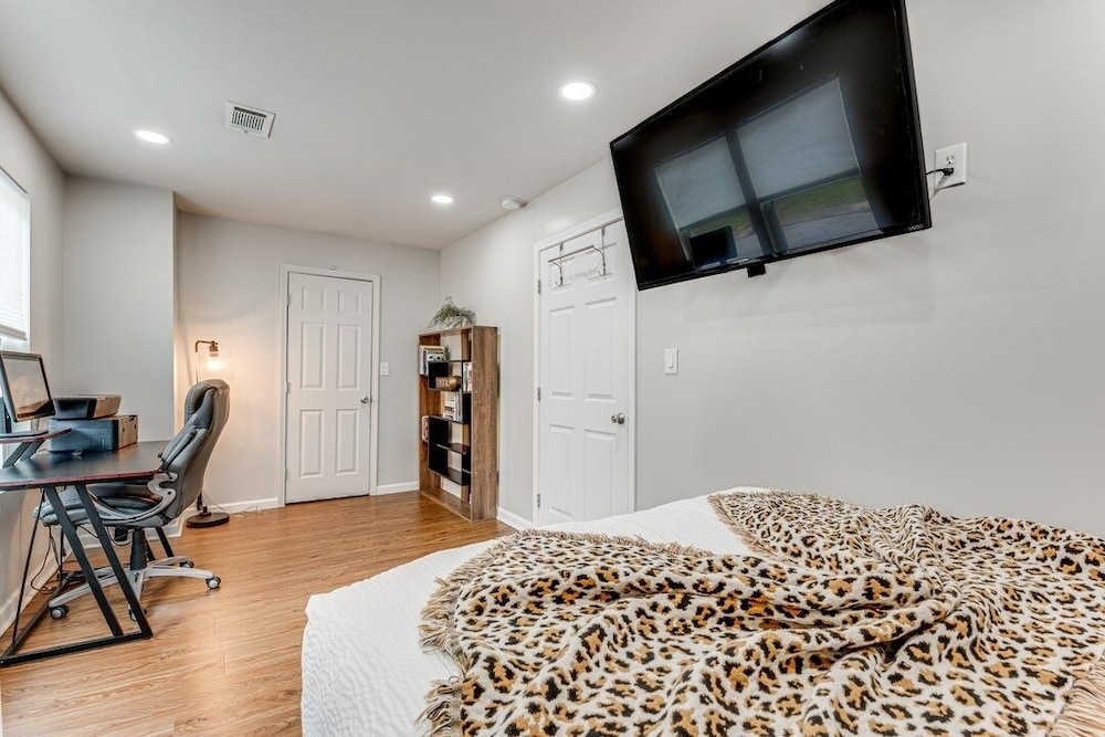 Spacious Family Retreat Near Airport 5 Bedroom Home