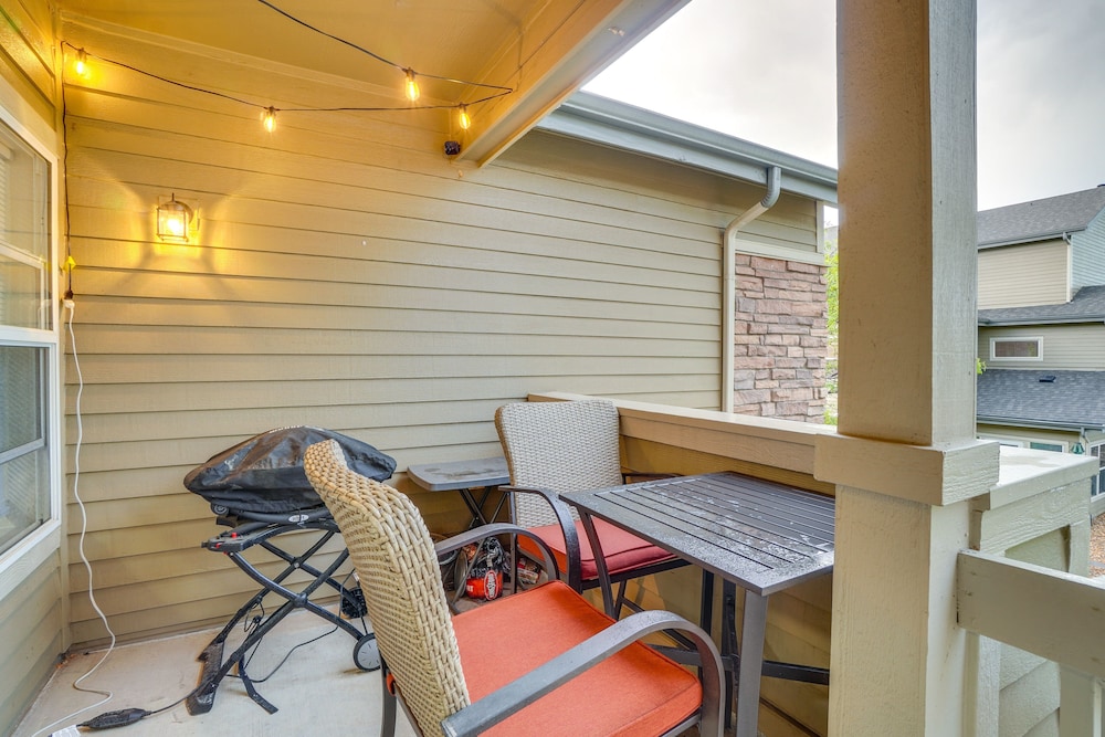 16 Mi to Dia: Townhome w/ Fireplace in Aurora