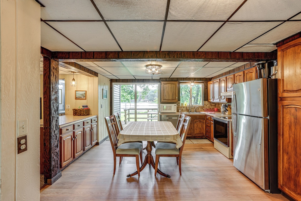 Lakefront Home w/ Deck: Central Michigan Escape!