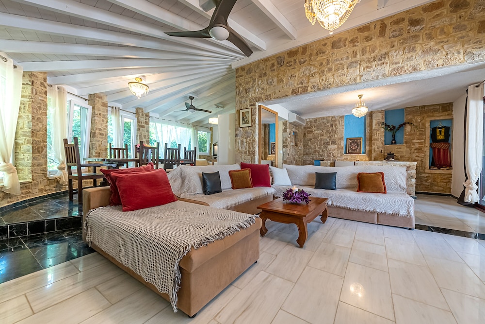 Maria Elena Villas