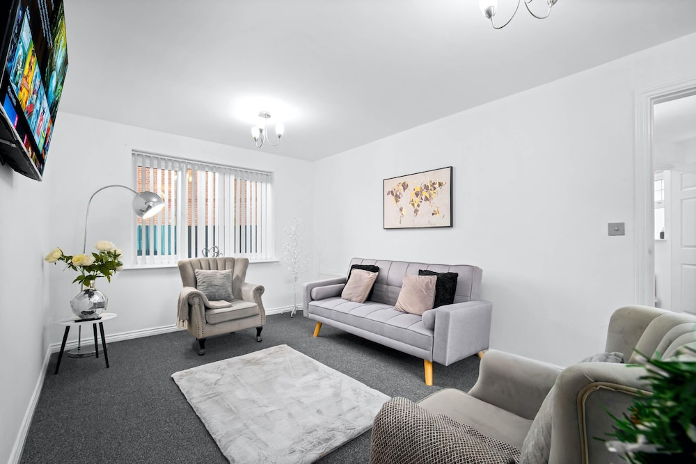 House - Sleeps 6, Garden & Free Parking