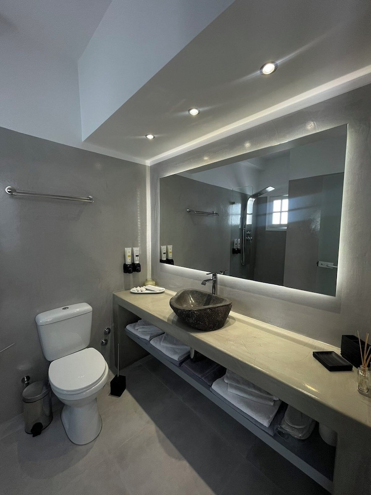 Zoumis Residence