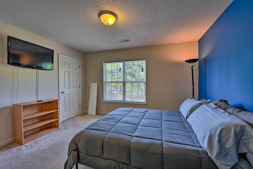 Cozy Greensboro Townhome ~ 7 Mi to UNC Campus view 4