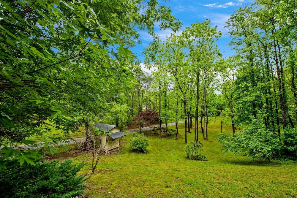Hatcher's Haven 4 Bedroom Cabin by RedAwning view 4