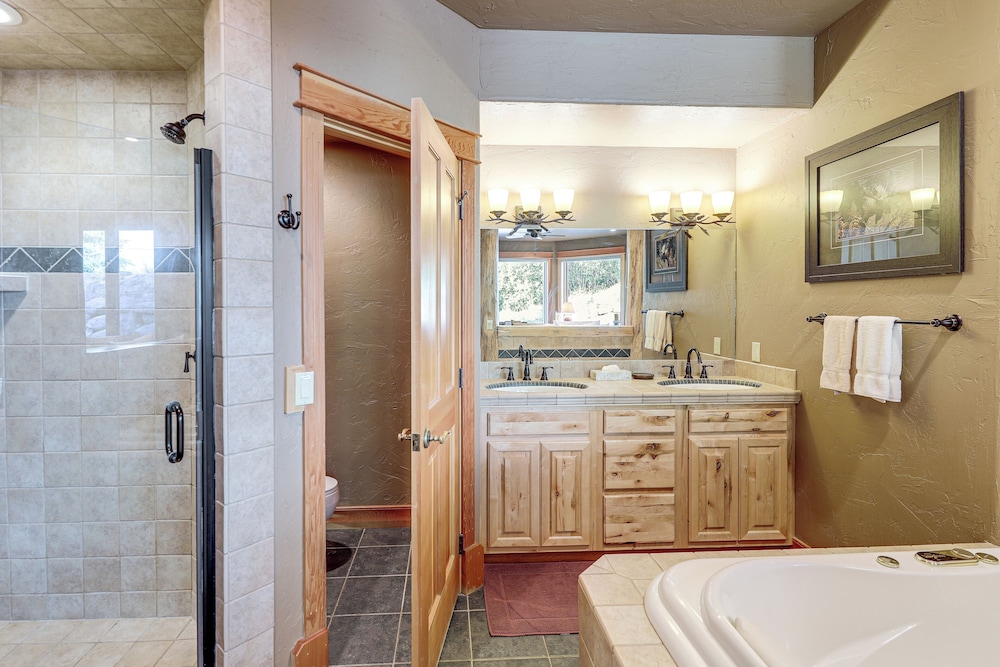 Ski-in/out, Hot Tub: Spacious Retreat in Whitefish