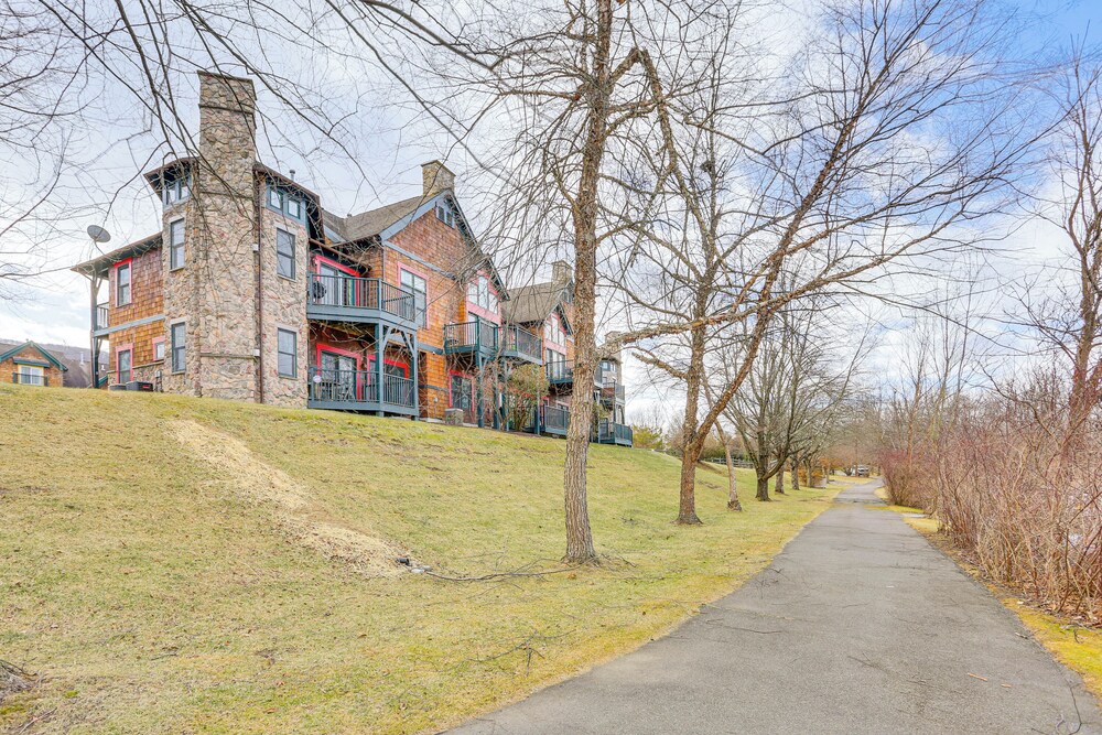 < 1 Mi to Mountain Creek Resort: Condo w/ Balcony