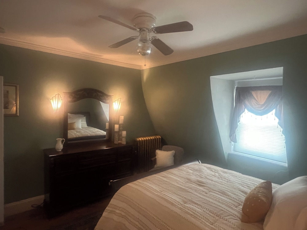 2Br Private Victorian Apartment in City Location on Half Acre Sleeps 5 view 3
