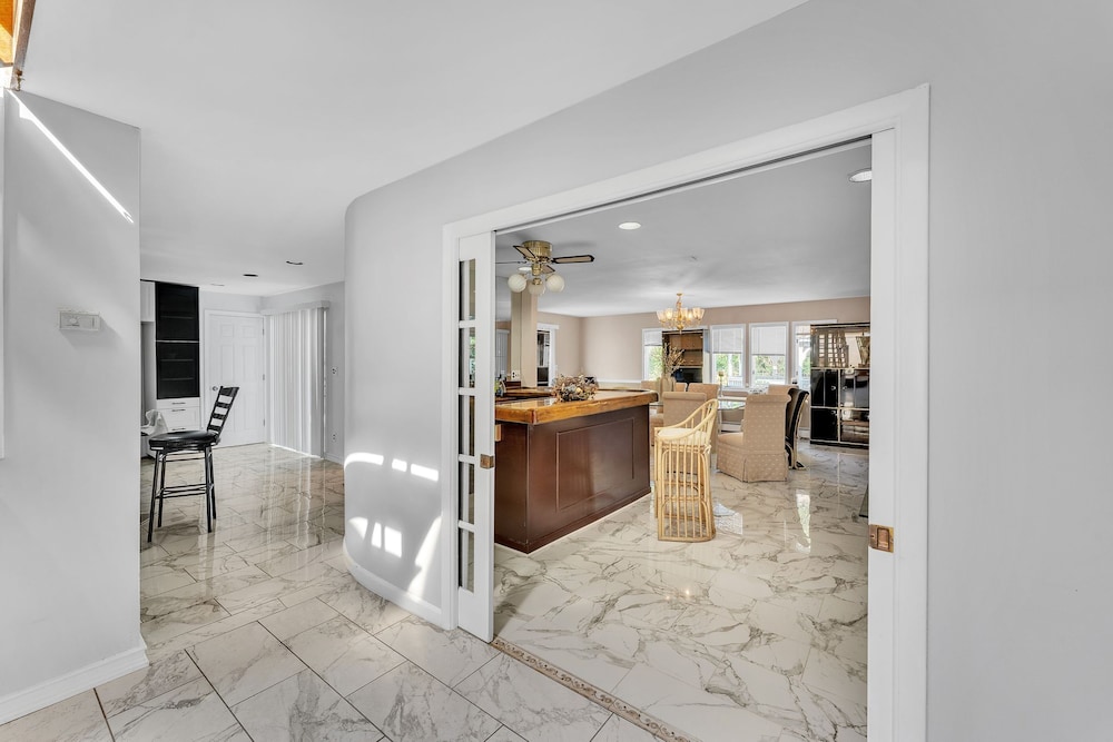 LUXURY BAY SHORE HOME