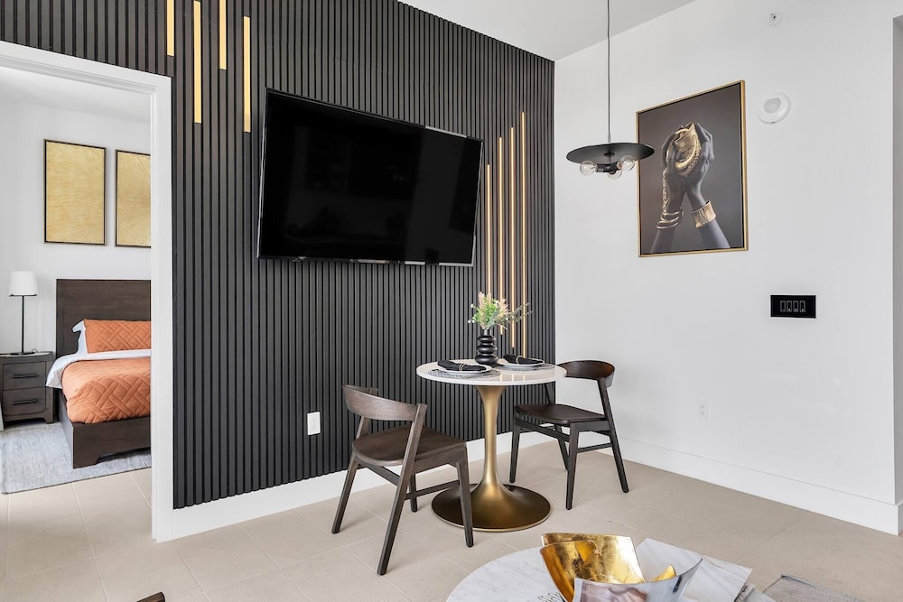 Penthouse 1BR Breathtaking City & Water Views