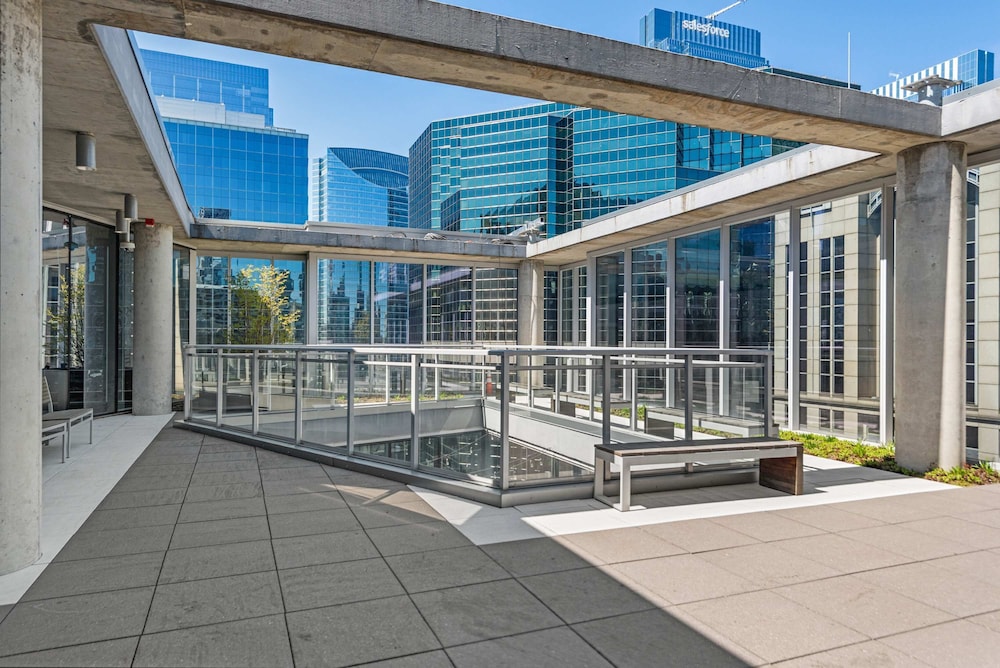 Exclusive 3BR City Views Top Amenities Central