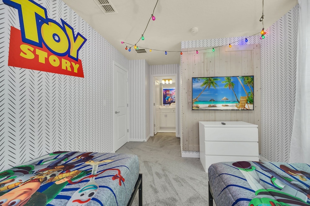 Chic 10br Retreat With Themed Rooms Pool