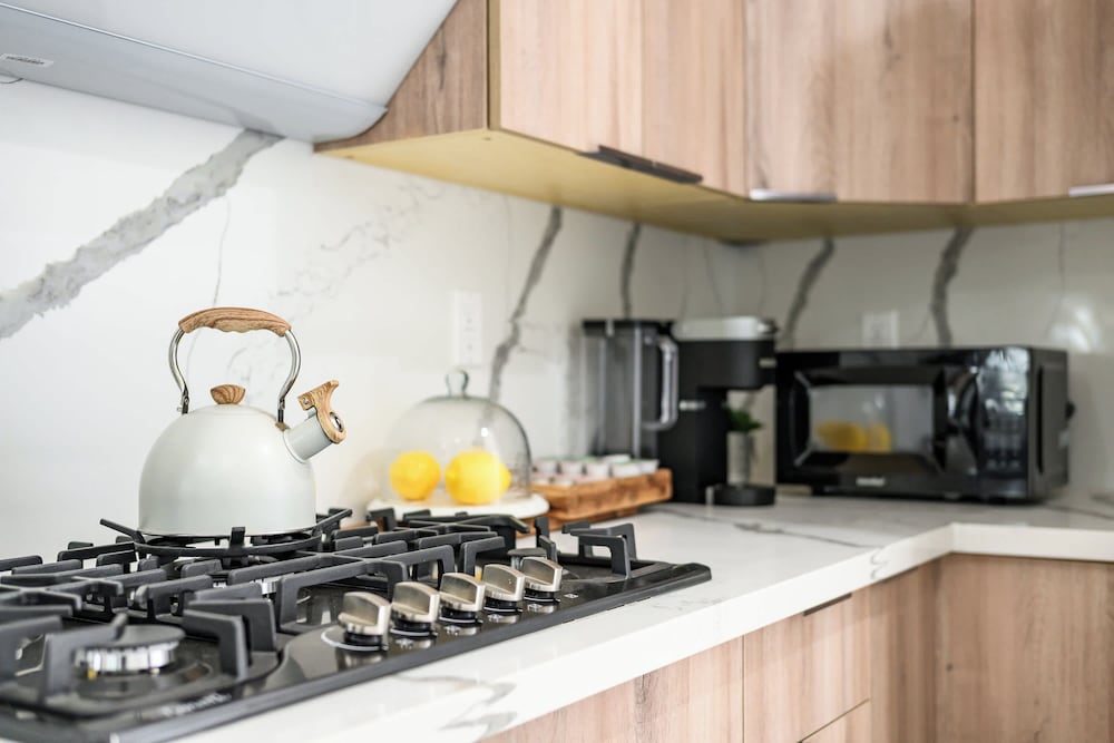 Modern New 3B Home Fully Stocked Cozy Sunlight