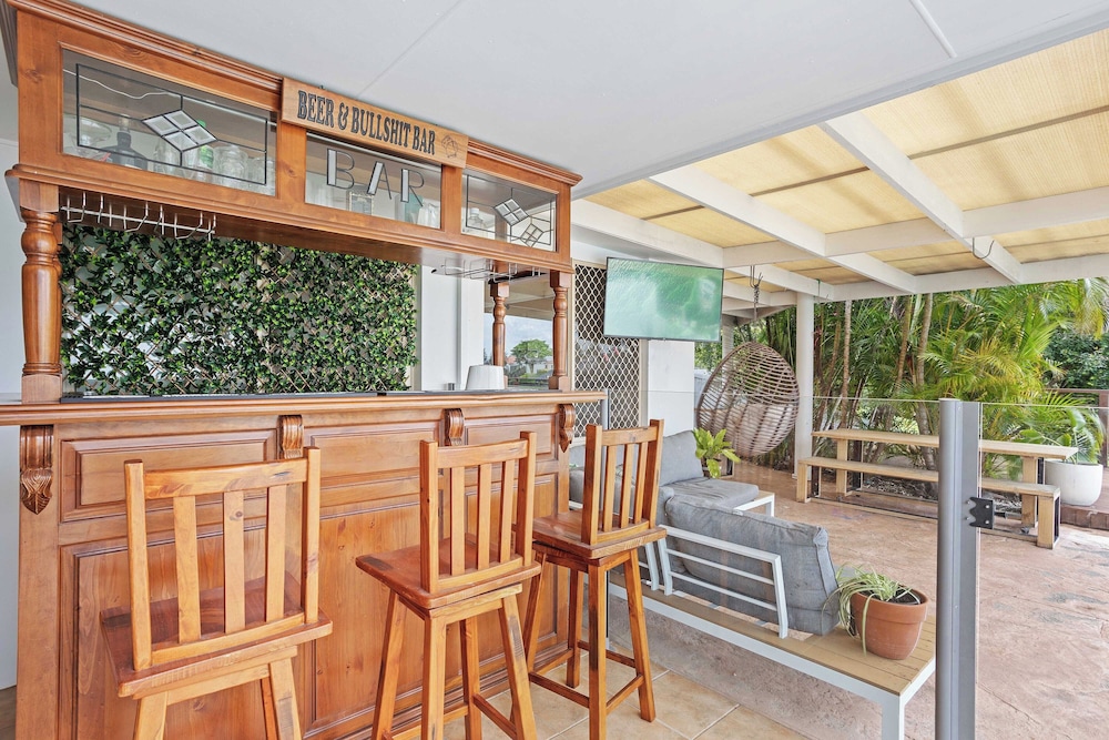 Waterfront Canal Escape in Burleigh