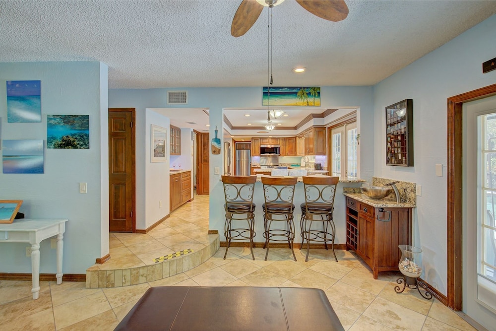 Spacious 4 3 Retreat- Heated Pool-playroom