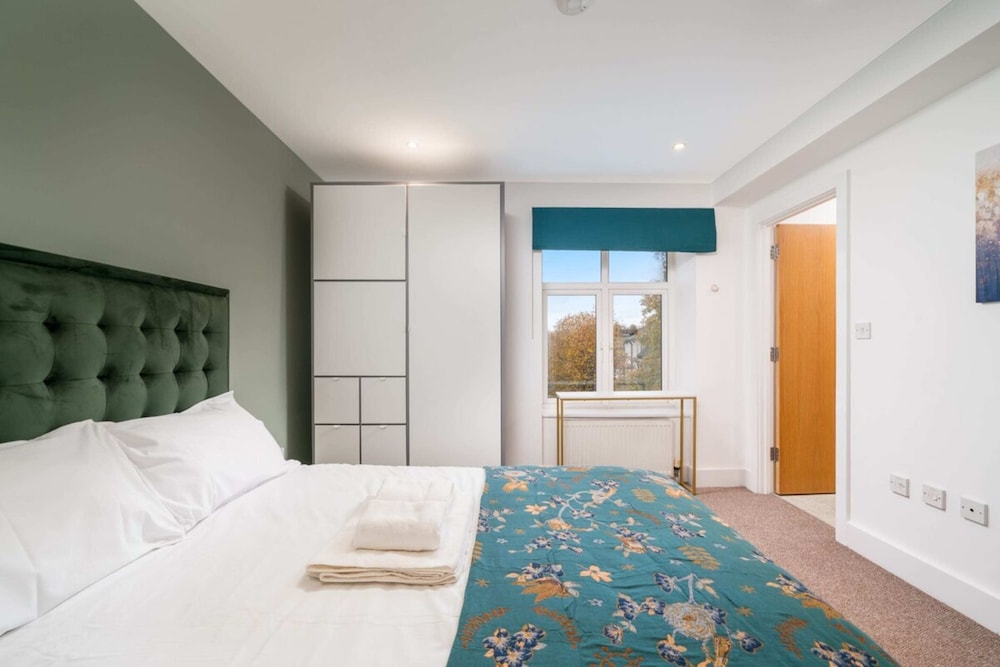 Stunning 3BD Flat, Parking, Sleeps Six, Near Park