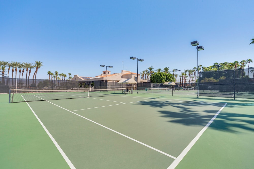 In Golf Course Community: Palm Desert Escape!
