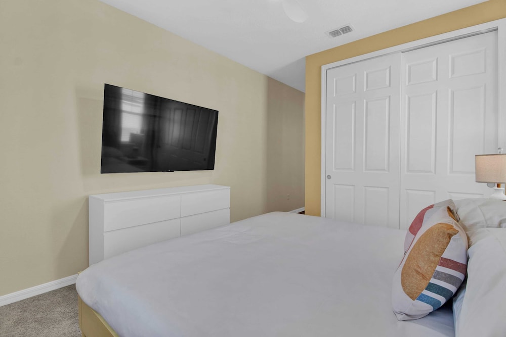 Sleeps 20! 9bdr, Star Wars-themed Game Room, Pool, Hot Tub Nassau by Avantstay