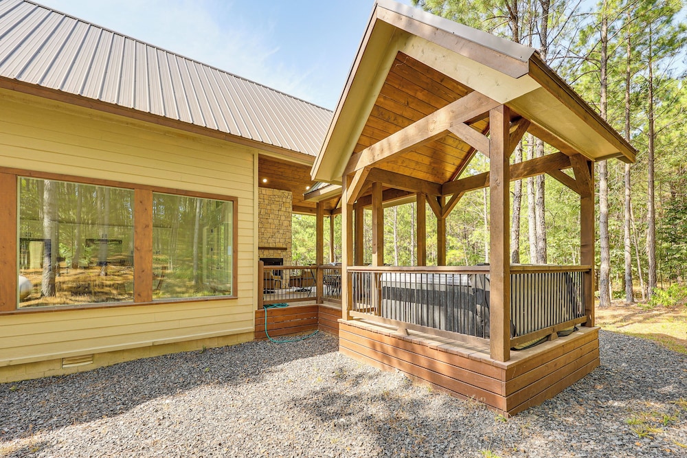Private Hot Tub: Home 13 Mi to Broken Bow Lake