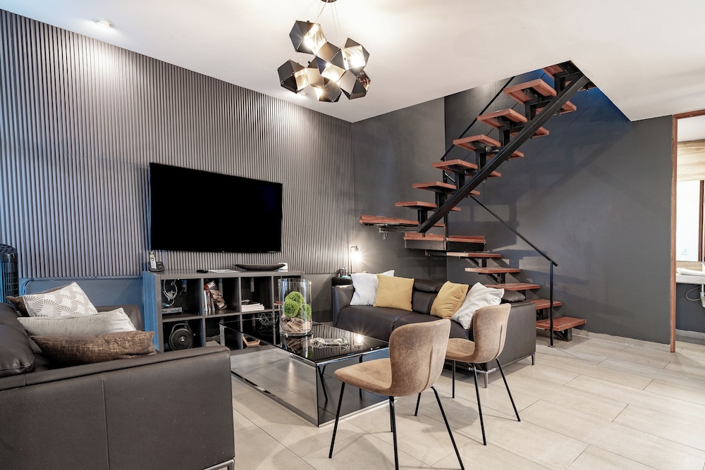 Luxurious 5-bedroom House With Air-conditioning & Private Rooftop in Juriquilla