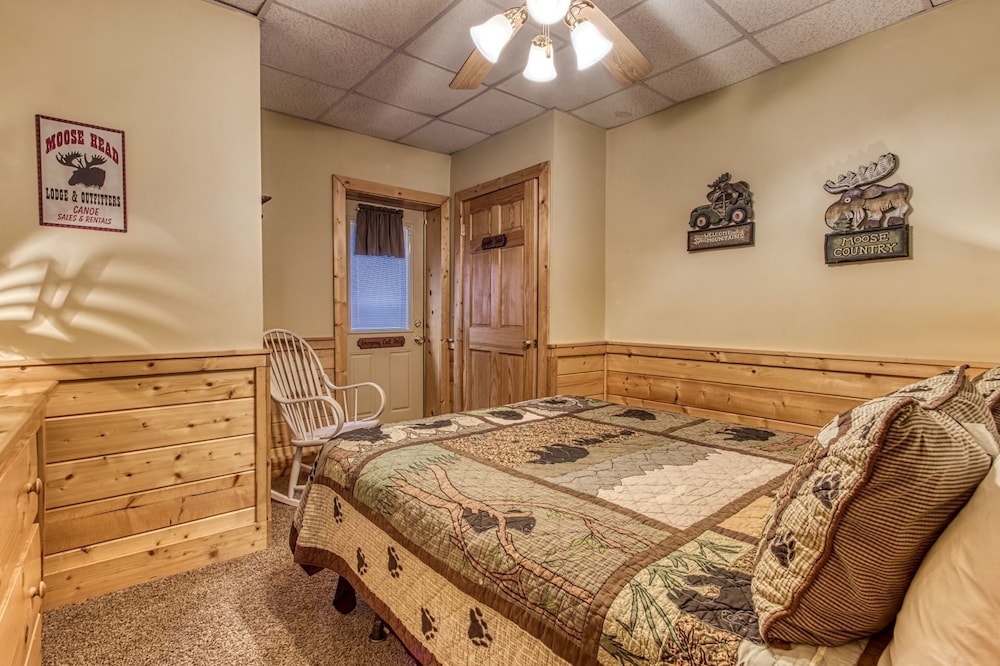 Er305- Bear Right Inn- Great Location- Close To Town 9 Bedroom Cabin by RedAwning view 5