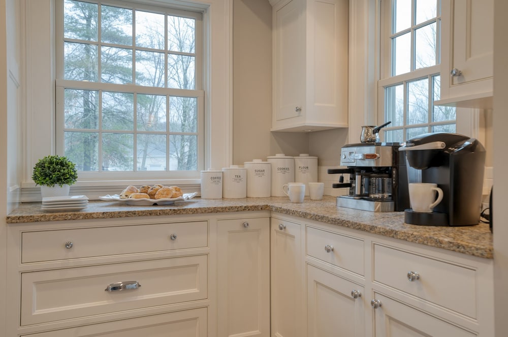 Sunny Pond by Avantstay Secluded Estate w a Private Pond Gym Movie Theater