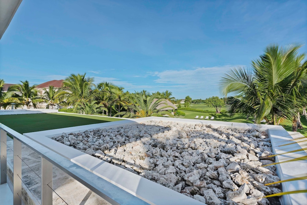 Magnificent 5BR Modern Tropical Villa With Pool