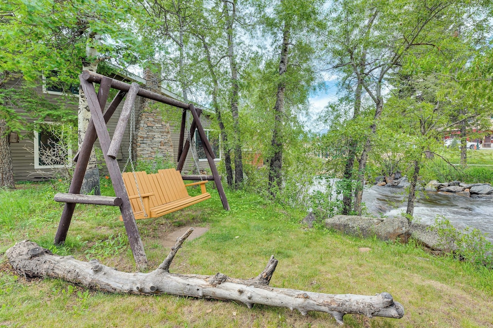 Private Hot Tub - Riverfront Cabin In Estes Park!