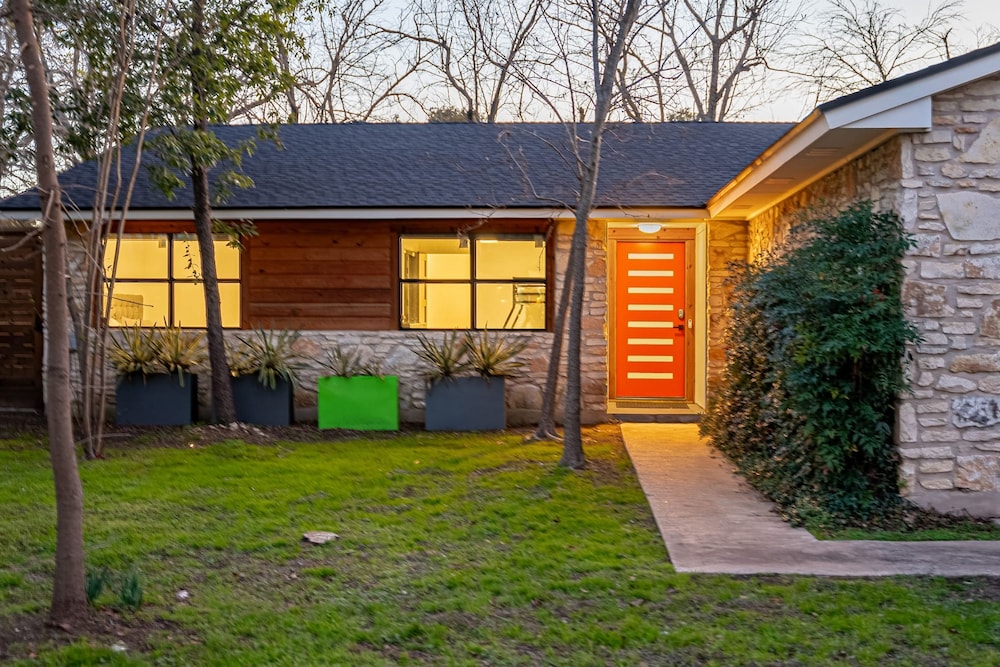 Private Yard w BBQ Games Steps to South Congress Barton Creek Clarksburg