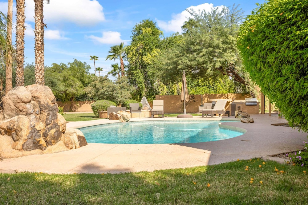Scottsdale Clubhouse With Pool and Basketball