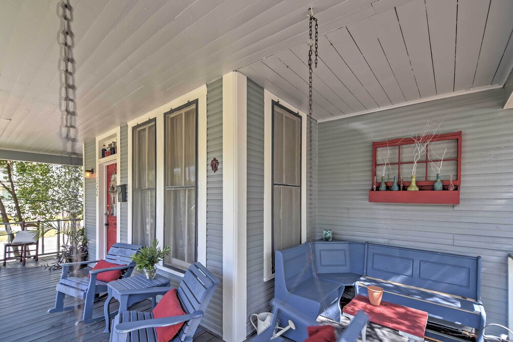 Charming Gulfport Getaway Only 3 Blocks to Beach! view 2