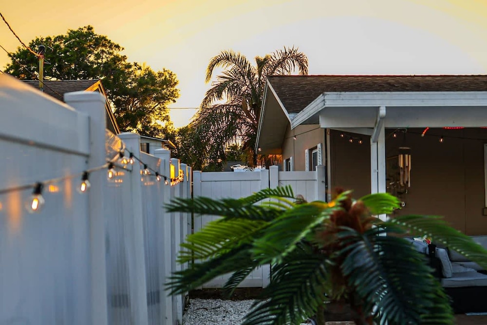 Four Bed Home With Pool Game Room Bar Near Beach