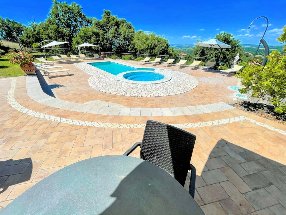 Charming Villa in Umbria - Sleeps 16 - Lake View - Pool, Jacuzzi and Events Room
