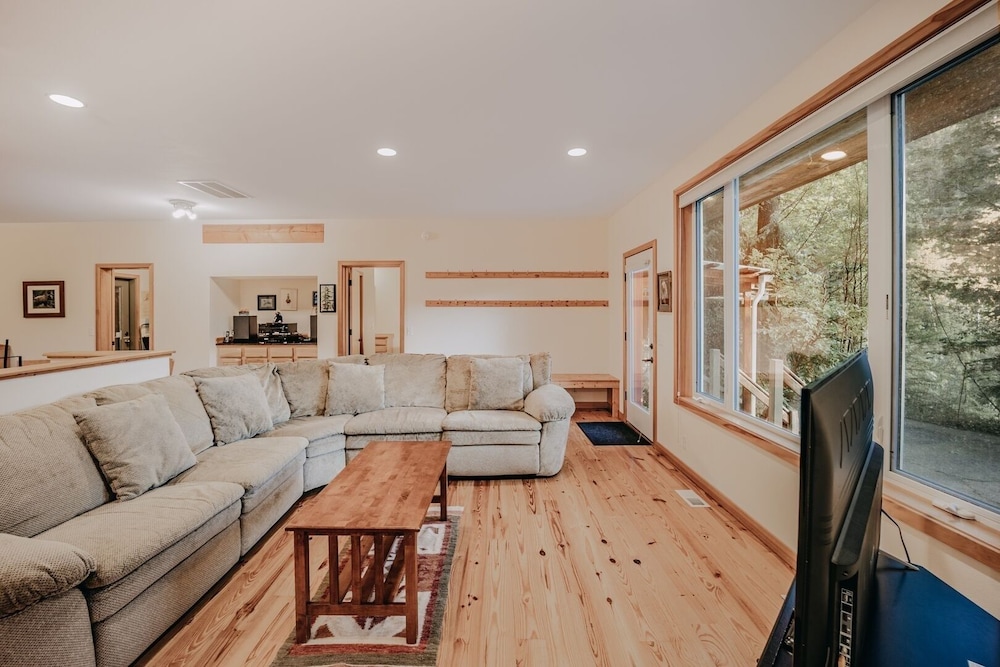 70mbr- Hot Tub - Bbq - Wi-fi - Pets Ok - Sleeps 8 3 Bedroom Home by RedAwning