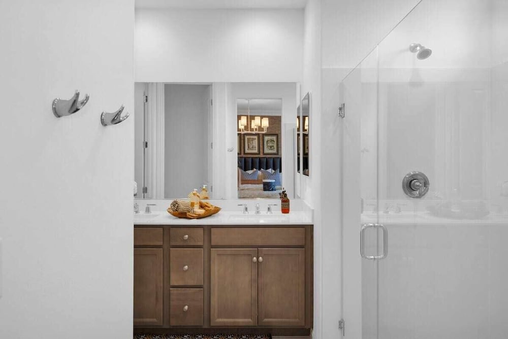 @marbella Lane - Stylish Dream Home in RMV w/ Pool