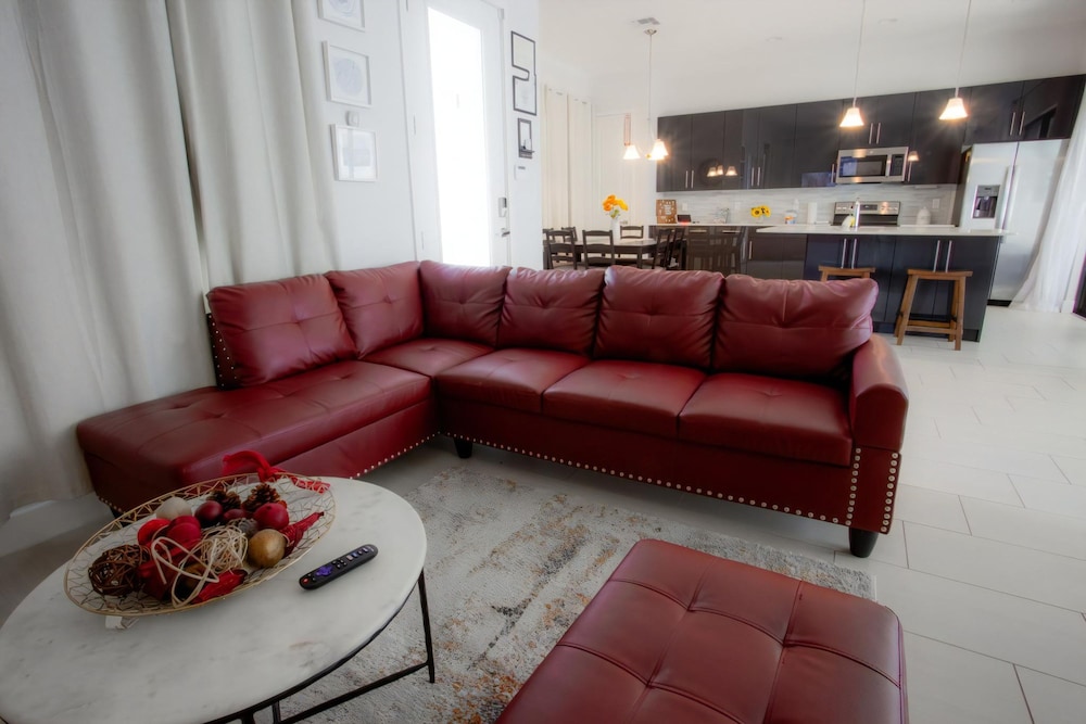 Townhome- 4Bd - Close To Parks Shops